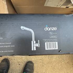 D404058 Danze Single Handle Pull-out Kitchen Faucet Chrome