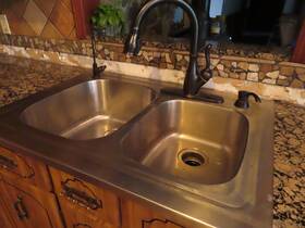 106557 Delta #106557 High Arc Single Handle Pull Down Spray Head Kitchen Faucet Used