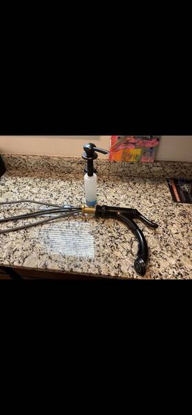470-bl-dst Delta Signature Kitchen Faucet - Black